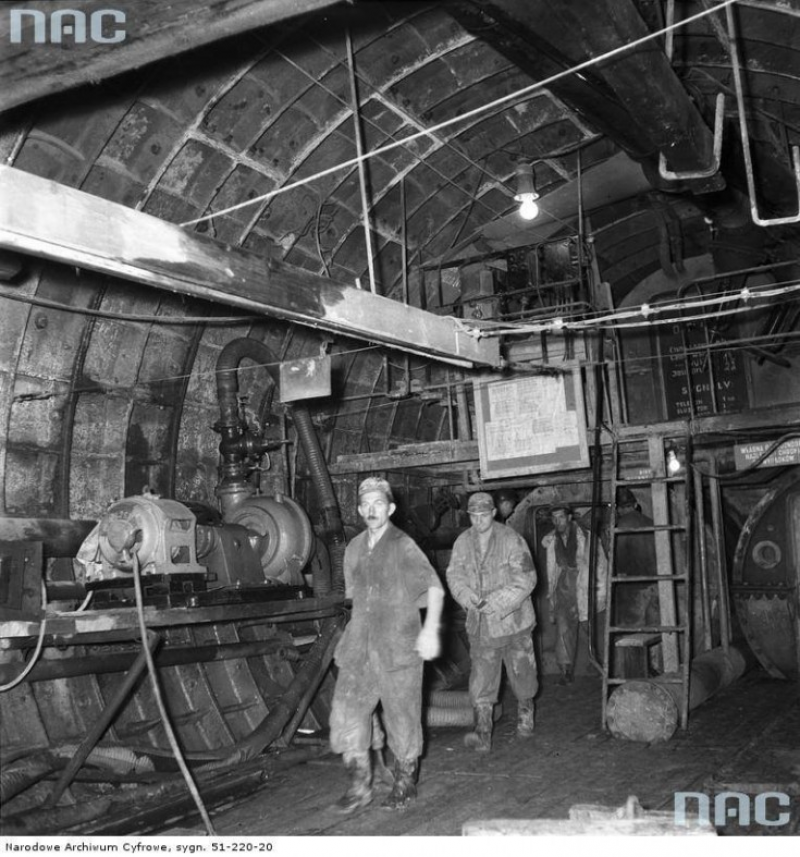 Potężne podziemne pomieszczenia powstałe w ramach zapomnianej budowy [fot. Narodowe Archiwum Cyfrowe]