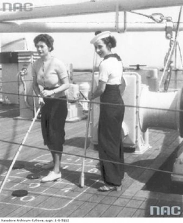 Sympatyczne panie w czasie zabawy na m/s Piłsudski
(źródło: Narodowe Archiwum Cyfrowe)