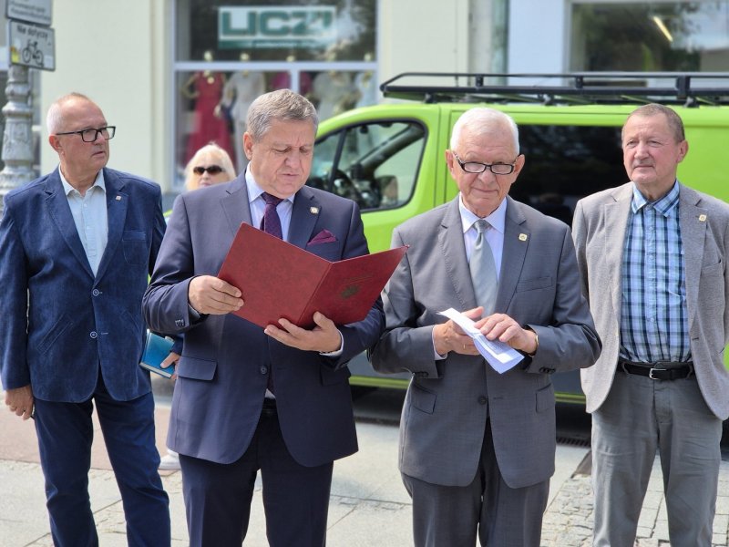 otwarcie wystawy od lewej: Tomasz Marcinowski – ŚOIIB, Czesław Maj- Prezes Oddziału, Kazimierz Ginał - Wiceprezes Oddziału, Zbigniew Ludwicki - Wiceprezes Oddziału