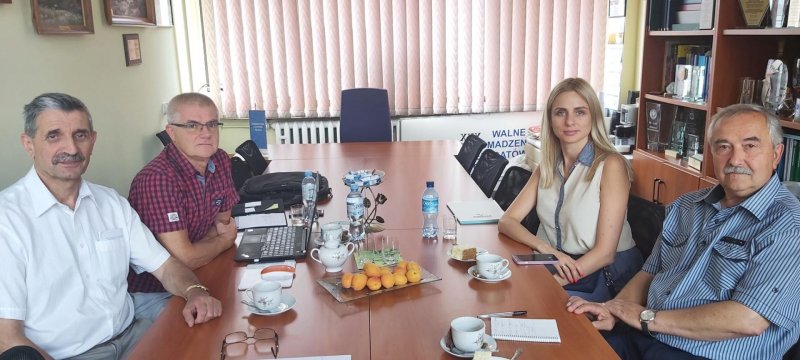 spotkanie w biurze SEP – po prawej goście z Ukrainy Andrij Kriżaniwskij, Galyna Petrushka, po lewej stronie: Bolesław Pałac, Zbigniew Styczeń – prezes Oddziału Rzeszowskiego SEP na kadencję 2022-2026.